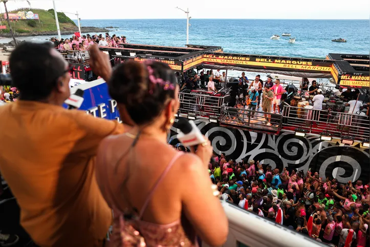 CARNAVAL 2026 Observatório A TARDE inicia transmissão ao vivo direto do circuito. Na foto: Bell Marques no Observatório A TARDE com Marrom e Silvana Freire