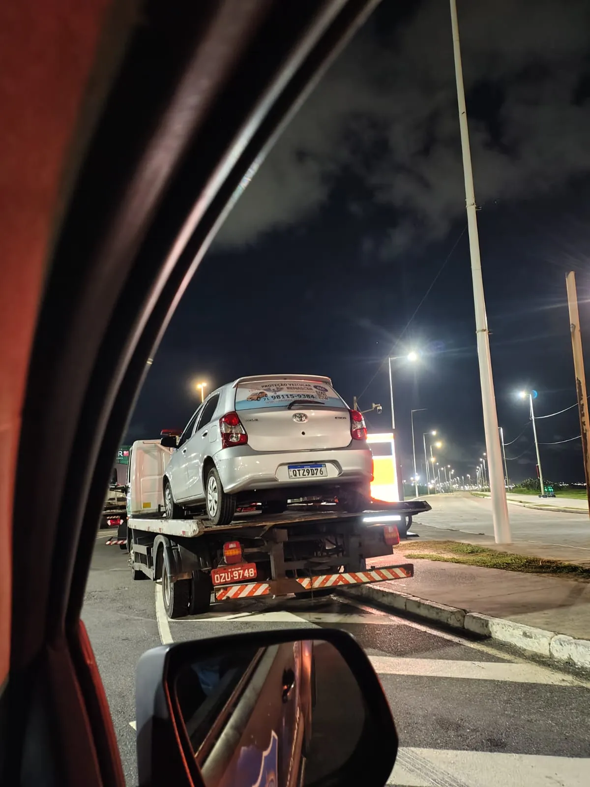 Carro removida por equipes da Transalvador