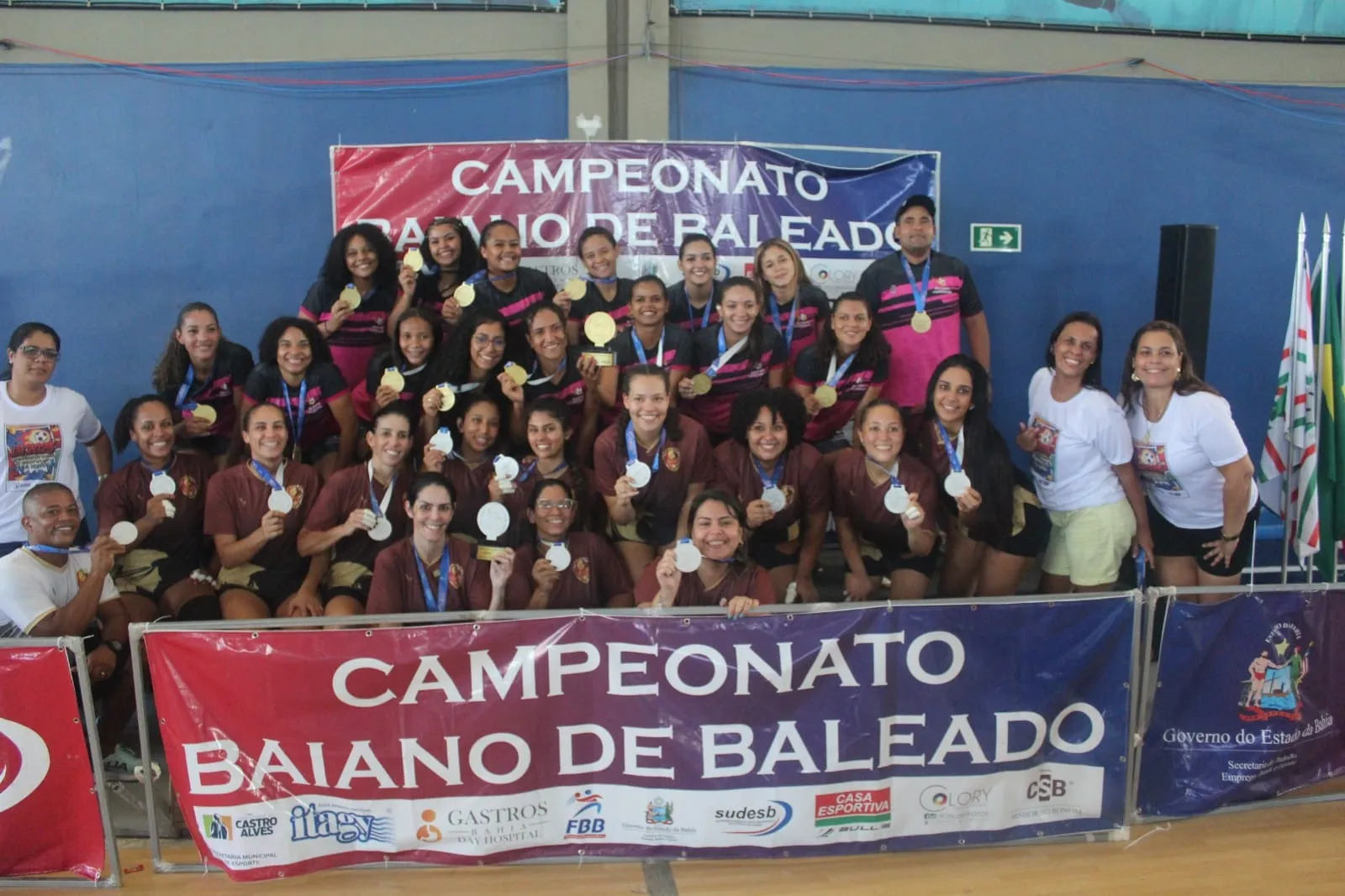 Time celebra o título do Campeonato Baiano