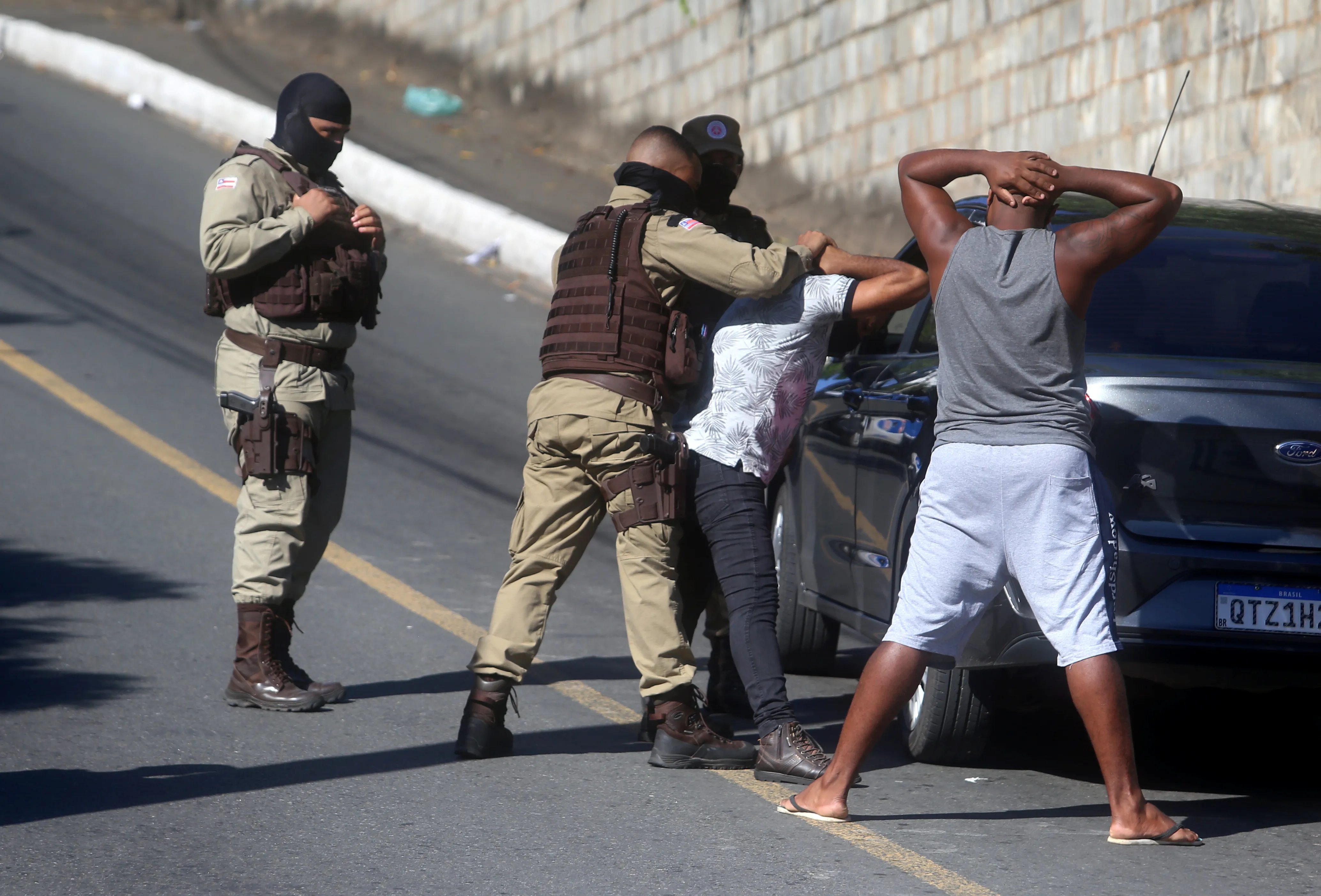 Policiais militares da Bahia realizando abordagem