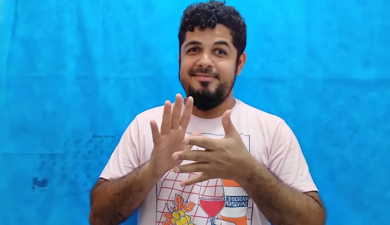 Convivência já pode ser um pontapé inicial para aprendizado de libras