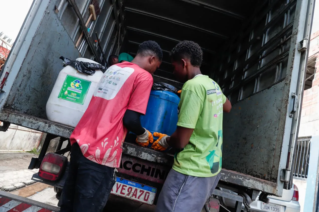 Descarregando material