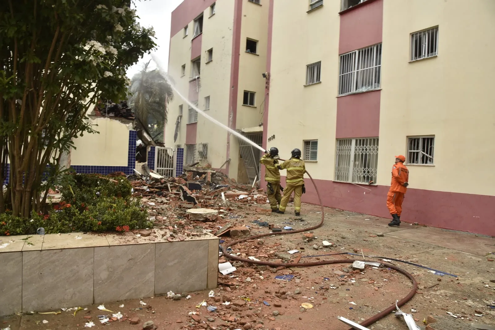 Equipes trabalham em conjunto para rescaldo