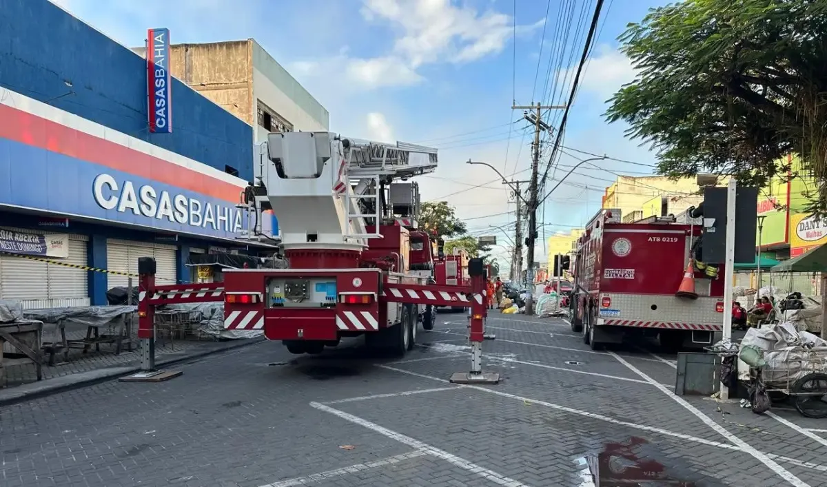 Loja Casas Bahia, em Feira de Santana, pegou fogo na noite de segunda-feira (20)