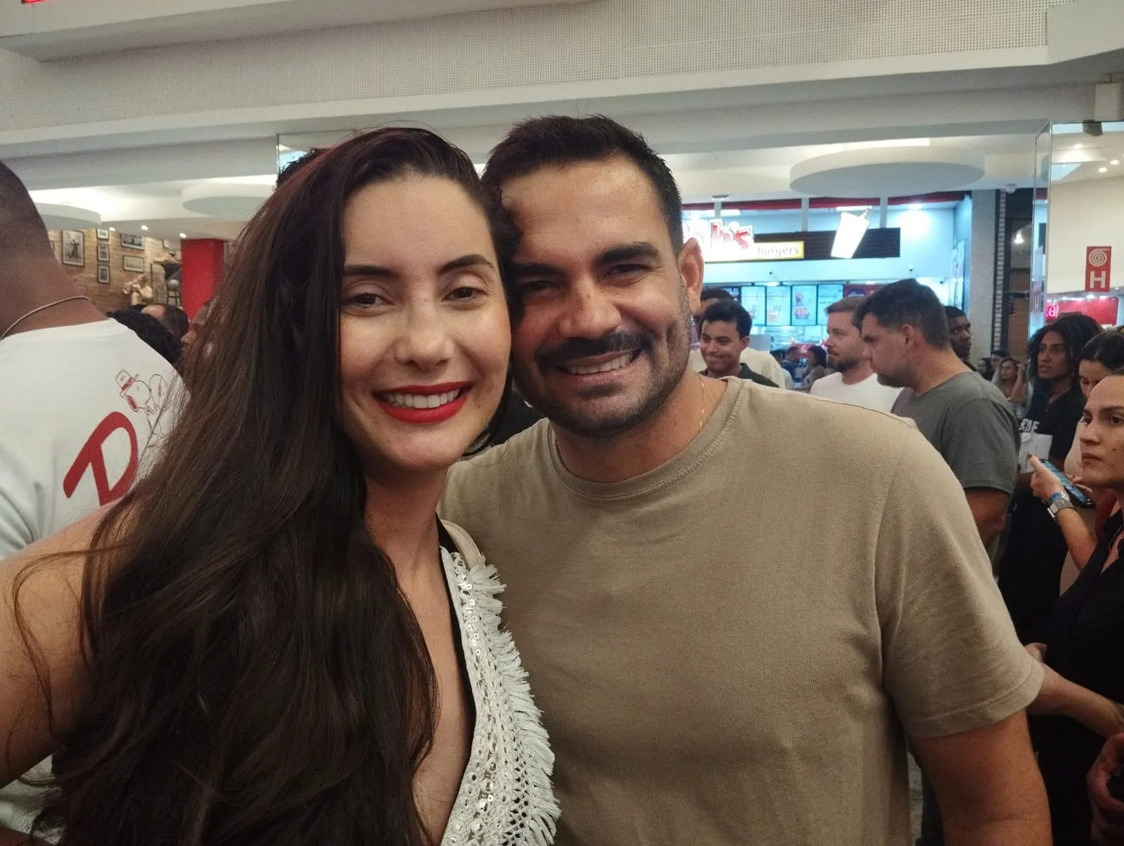 Cêro foi acompanhado da namorada