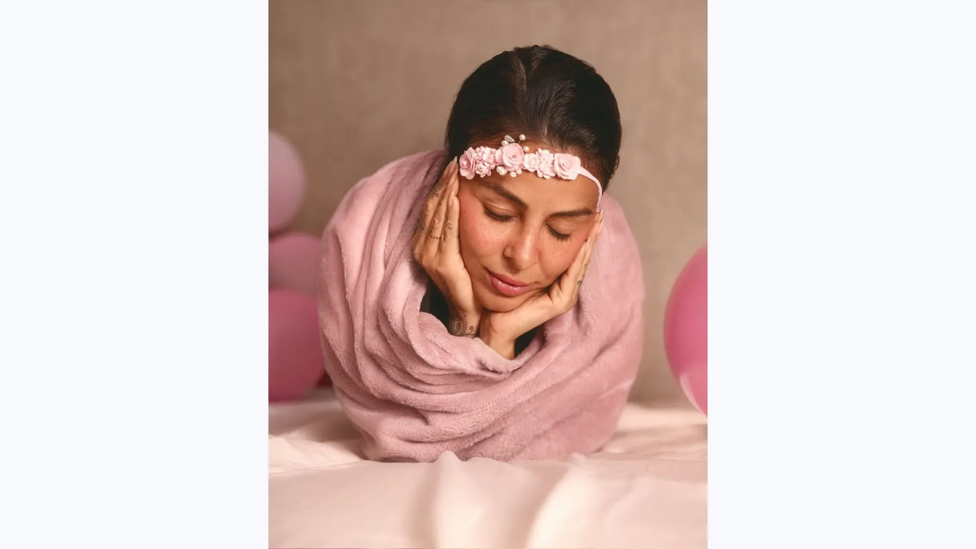 Imagem ilustrativa da imagem Inovador ou bizarro? Alinne Rosa tira fotos inusitadas imitando bebê