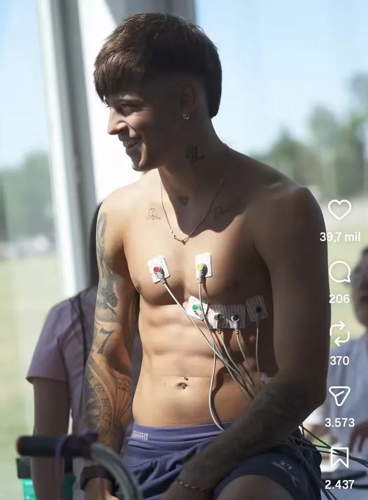 Imagem ilustrativa da imagem Jogador do Vitória surge com piercing no umbigo e internet reage; veja