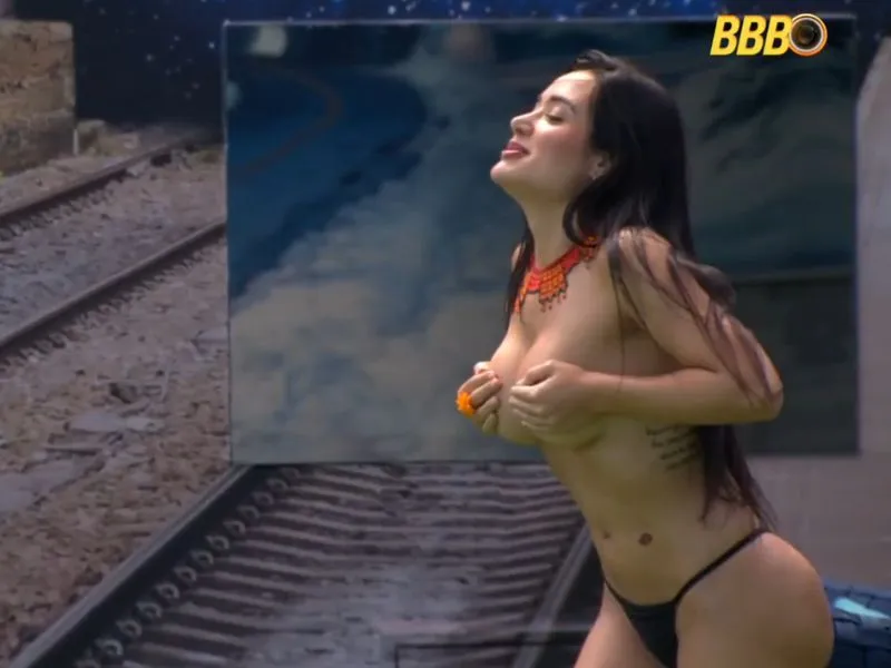 Jordana cumpre promessa e protagoniza topless