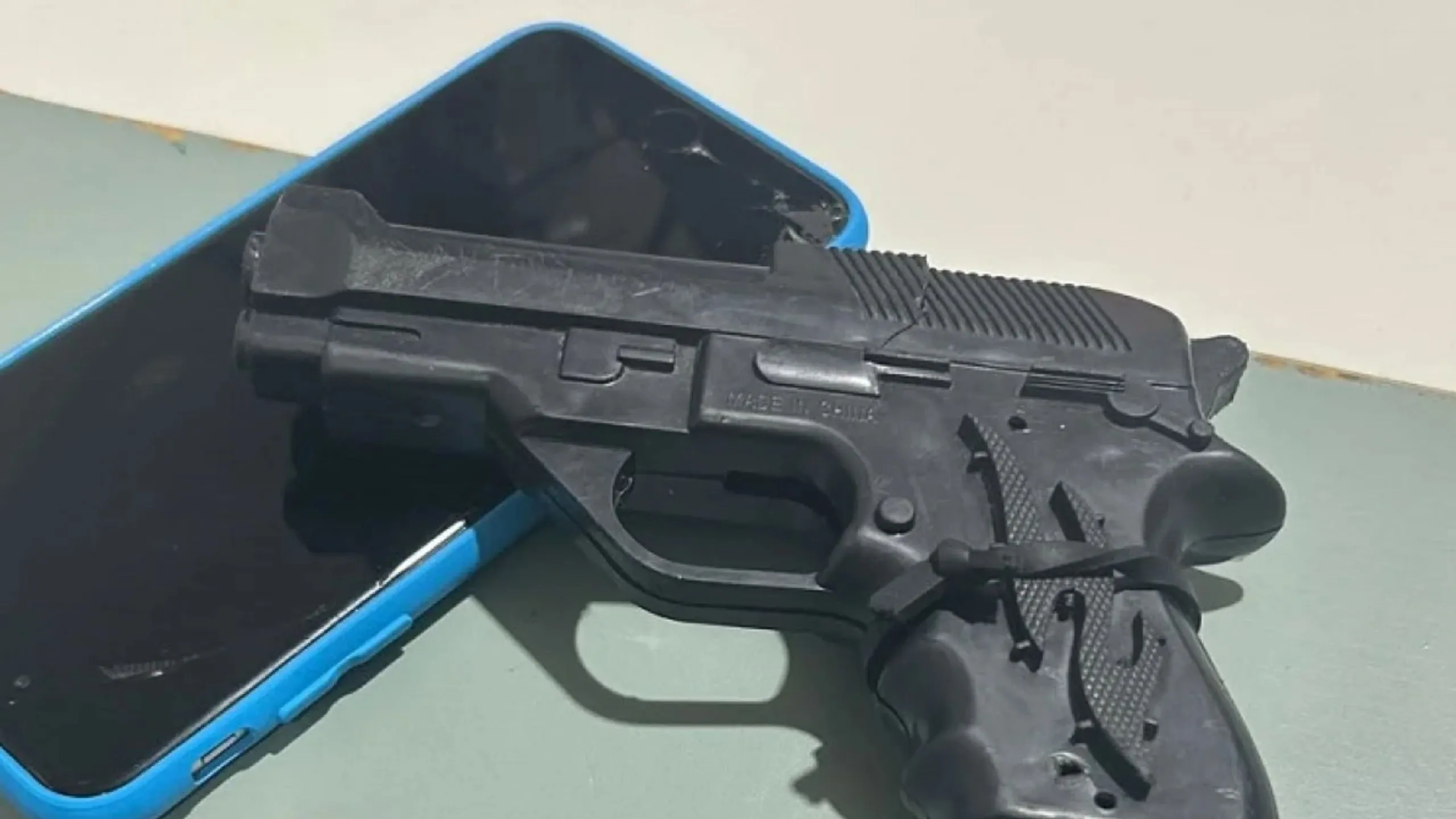 Adolescentes usam simulacro de arma de fogo