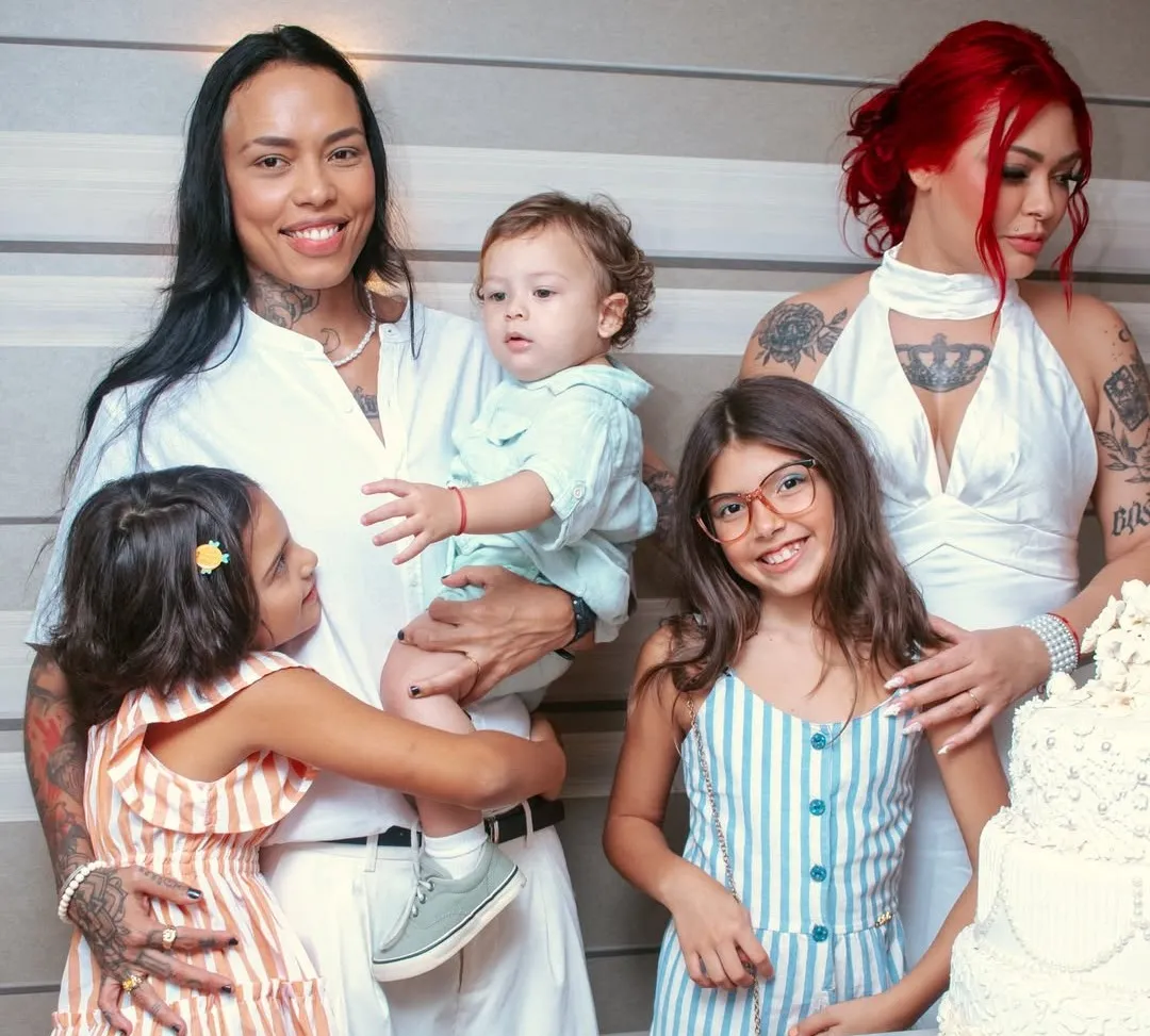 Luana e Kirah posaram com as crianças: Sonya, Sabrina e Pietro