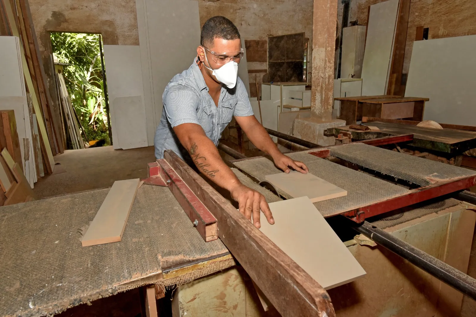 Lucas herdou a marcenaria de seu pai, Renildo Nery