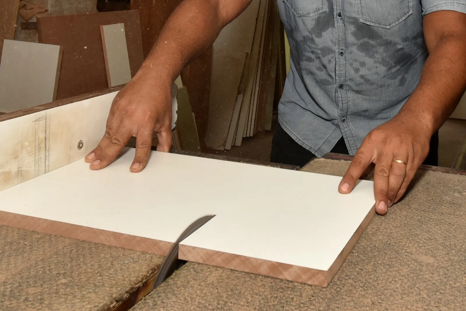 Imagem ilustrativa da imagem Marceneiros seguram tradição pra botar comida na mesa em Salvador