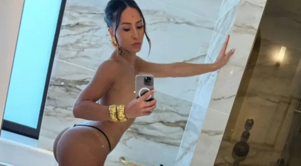 Sabrina Sato faz topless na Europa