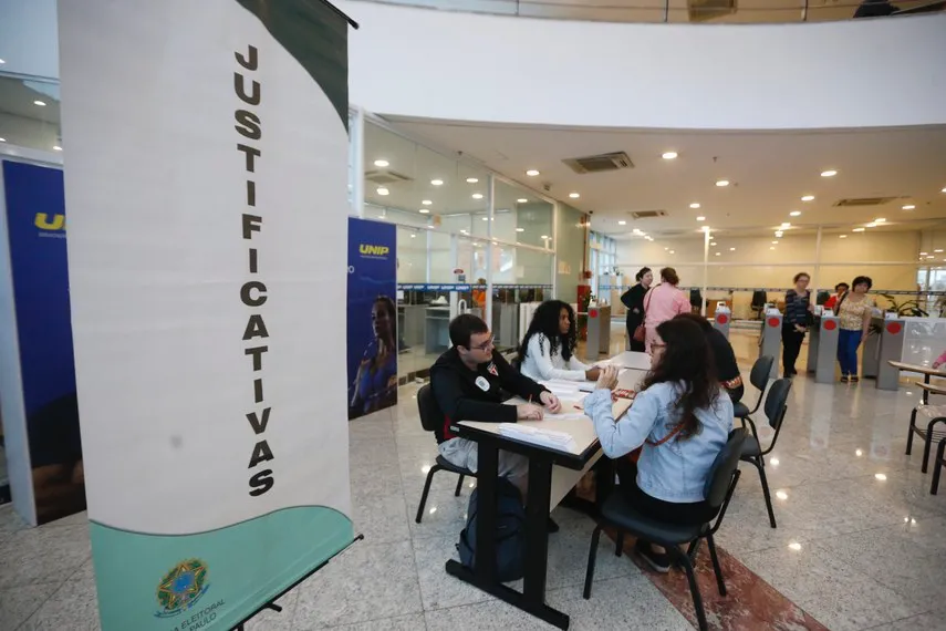 Ou justifica ausência ou paga multa eleitoral