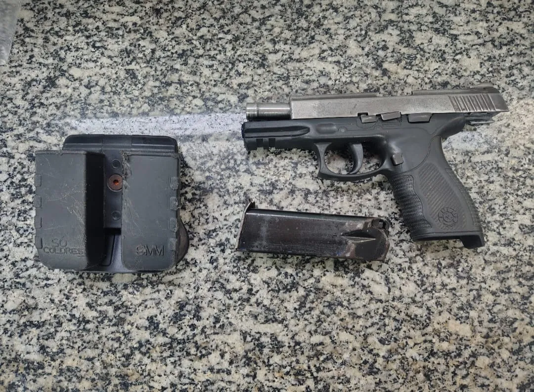 Polícia apreendeu uma pistola