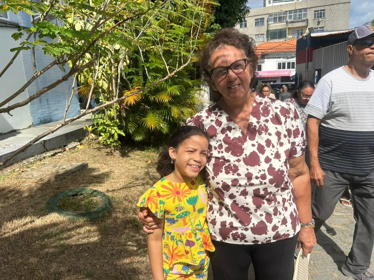Norma Surali levou a neta Yasmin Ferreira para acompanhar o voto