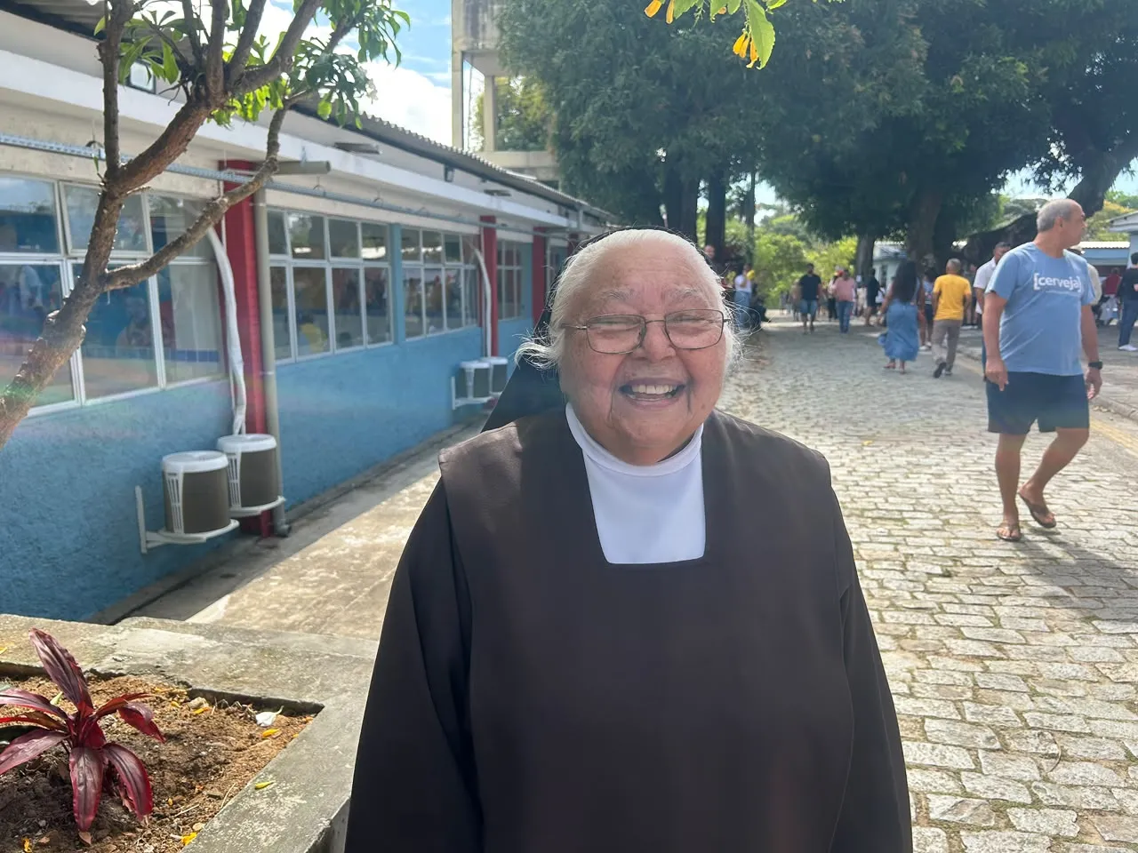 Irmã Ana de Jesus do Carmelo votou no Colégio Luiz Viana