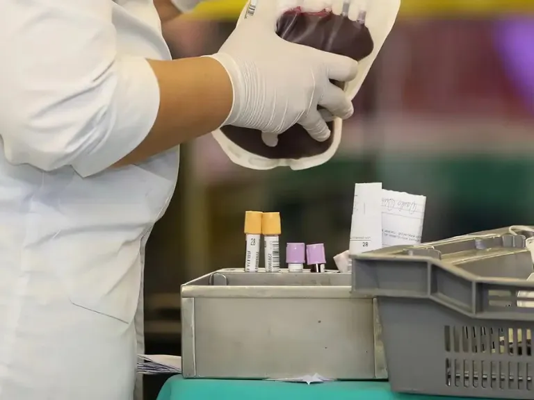 A terapia gênica pode atuar em condições como anemia falciforme e hemofilia