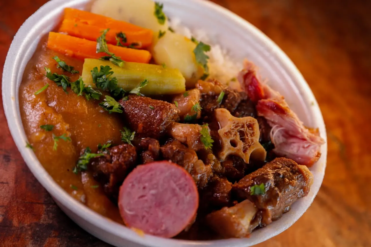 Rabada com legumes e pirão