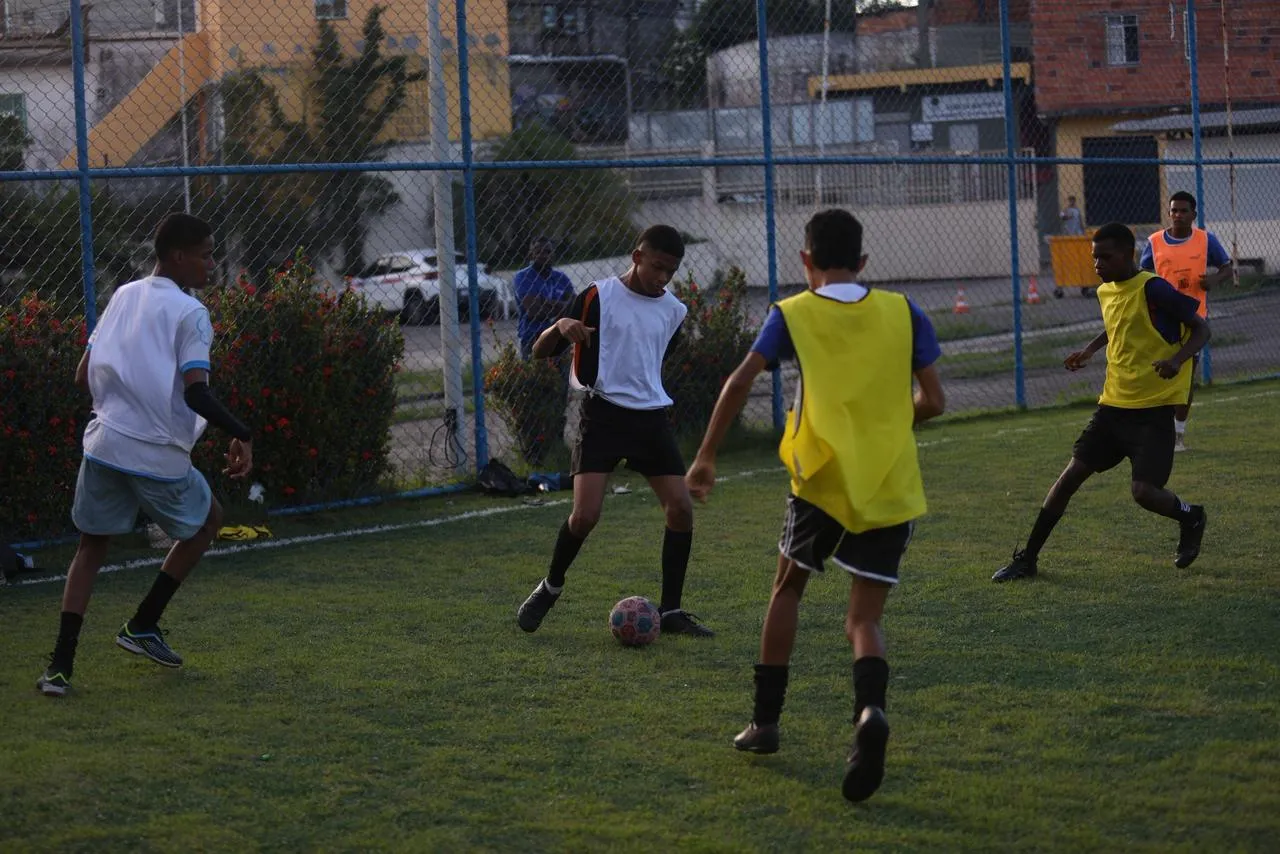 Garotos na aula de futebol