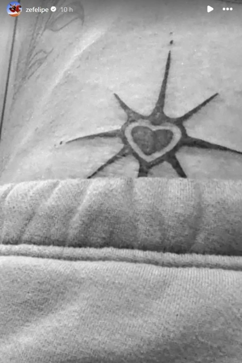 A nova tattoo é um coração