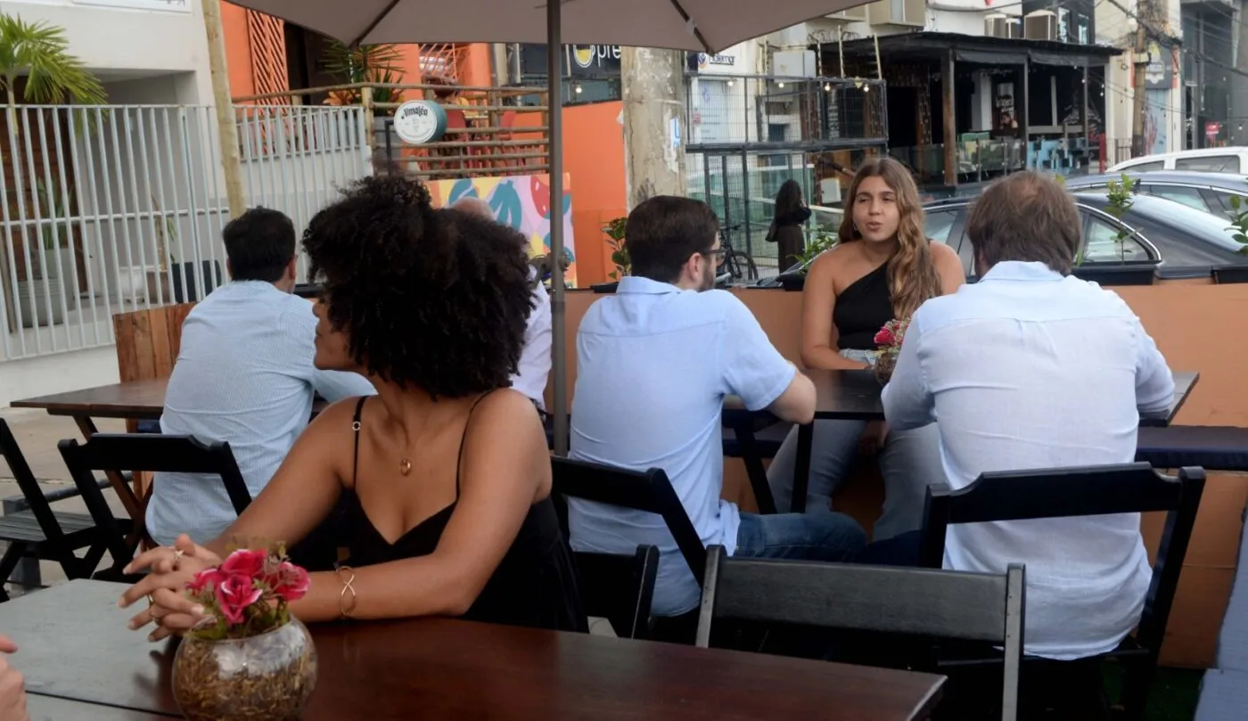 Galera curte o parklet