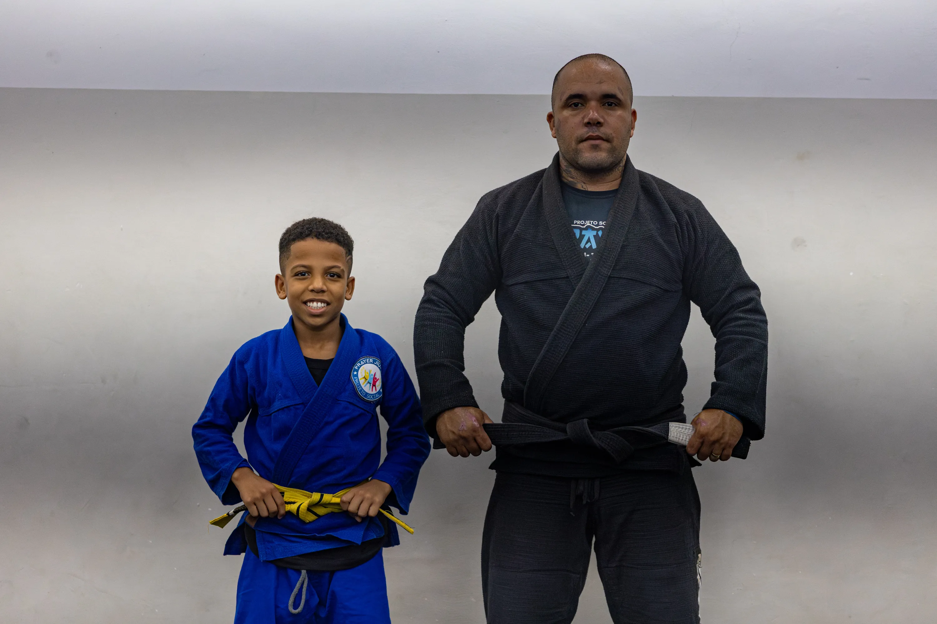 O garoto carrega a família no seu quimono, com o apelido no jiu-jitsu de Denison 4D