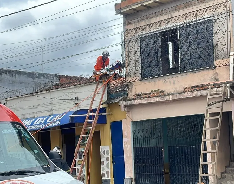 Corpo sendo retirado