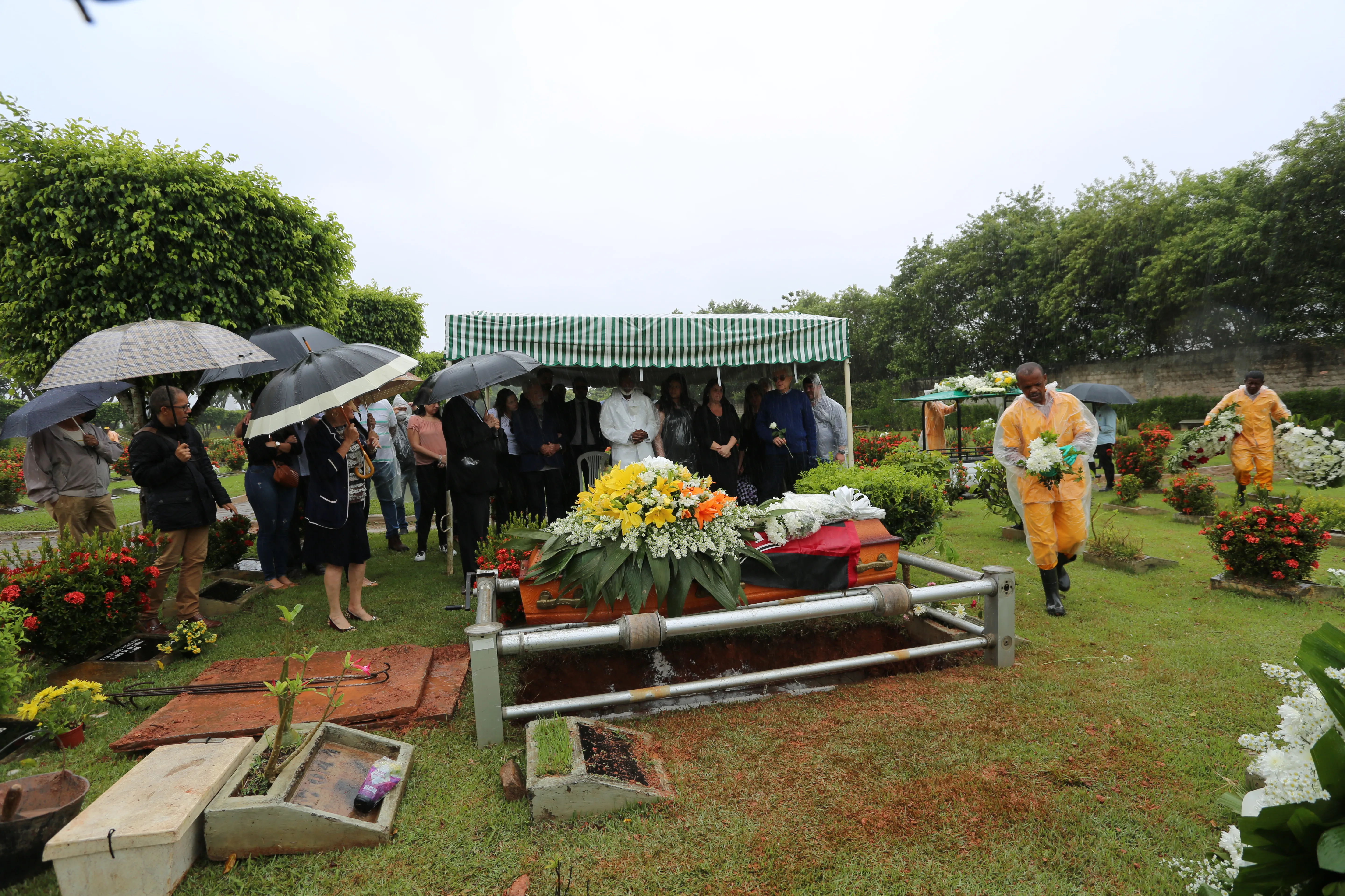 Com a perda, as burocracias do enterro deixam de ser apenas uma possibilidade
Foi enterrada hoje pela manhã no cemitério Jardim da Saudade a colunista July Isensse que durante 60 anos exerceu a função de colunista social do Jornal A TARDE.

Na foto: Enterro de July

Foto: Olga Leiria / Ag. A Tarde

Data: 04/11/2022