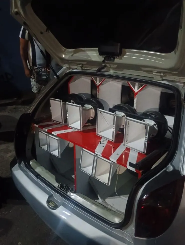 Ambos os carros foram apreendidos