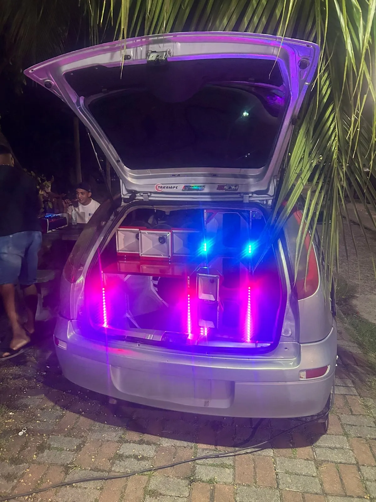 Ambos os carros foram apreendidos