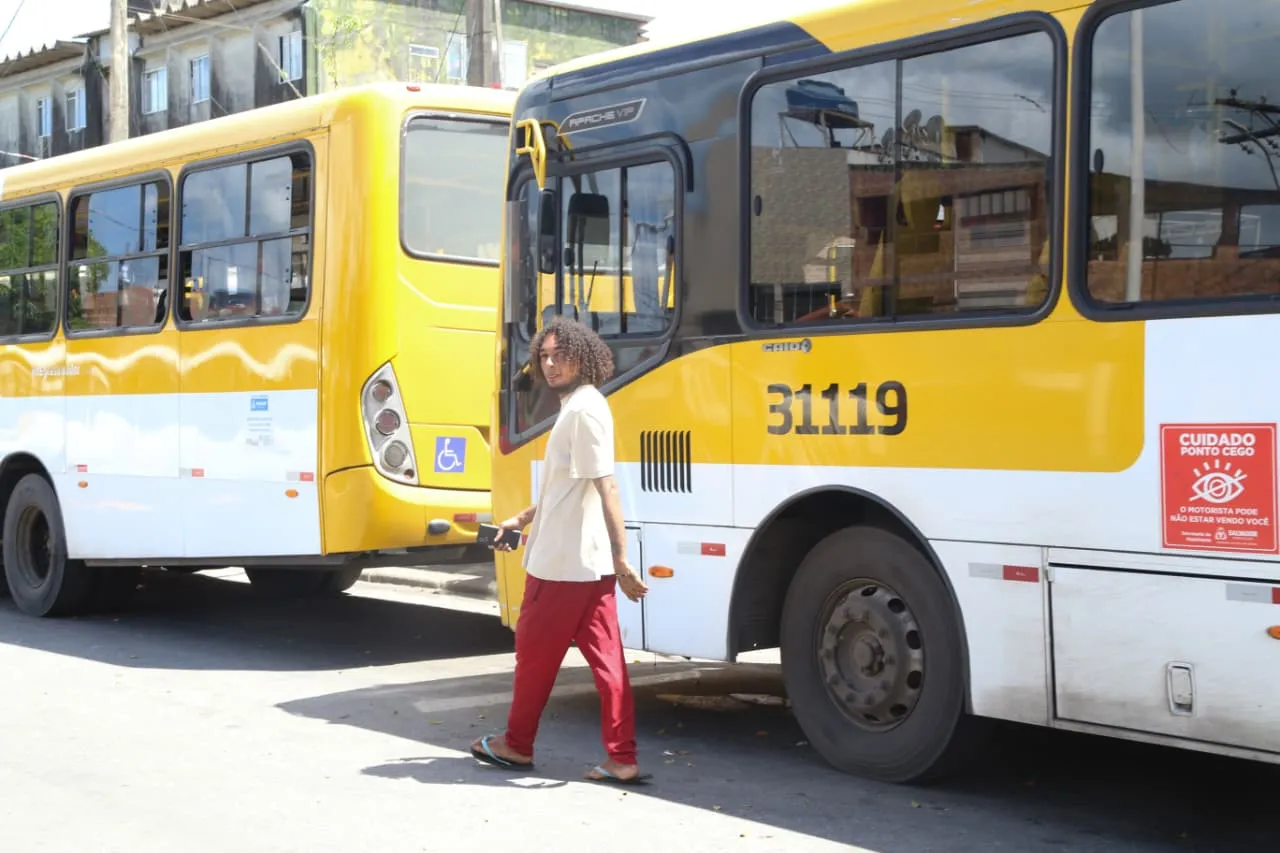 O artista intercala a rotina entre ônibus, ferry-boat, bares, em praças e pontos culturais