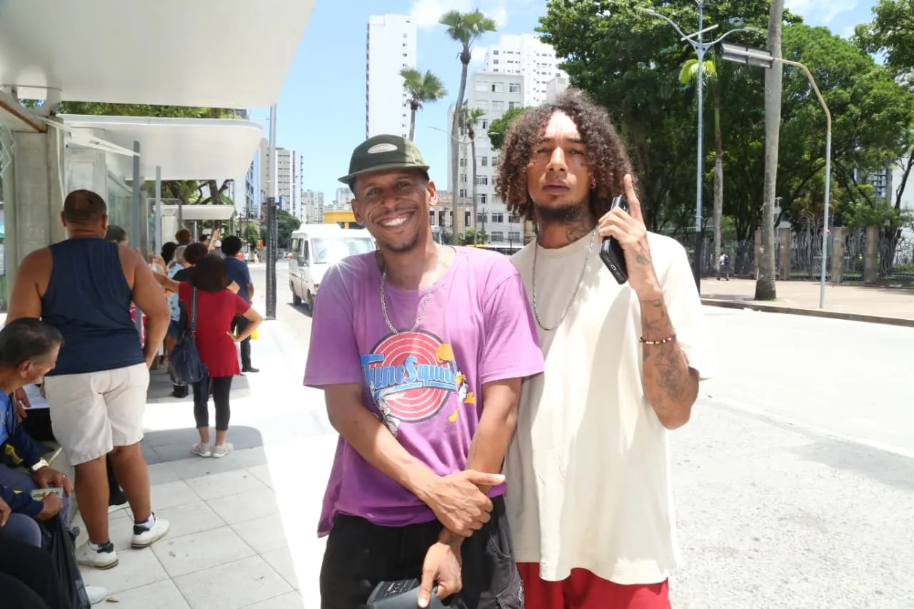 Imagem ilustrativa da imagem Poetas de rua resistem por amor às rimas e com apoio do povo