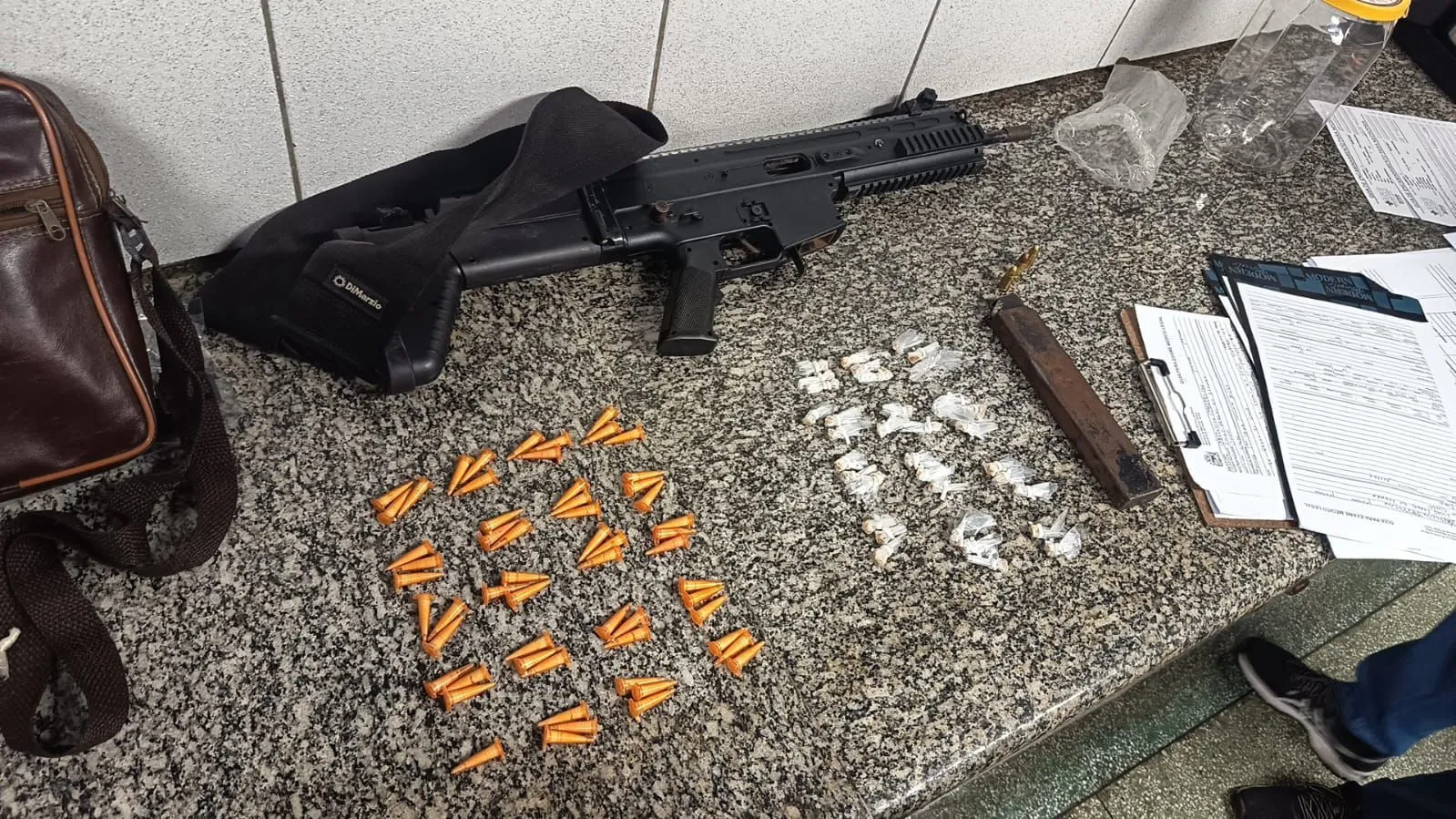 Armas e drogas apreendidas
