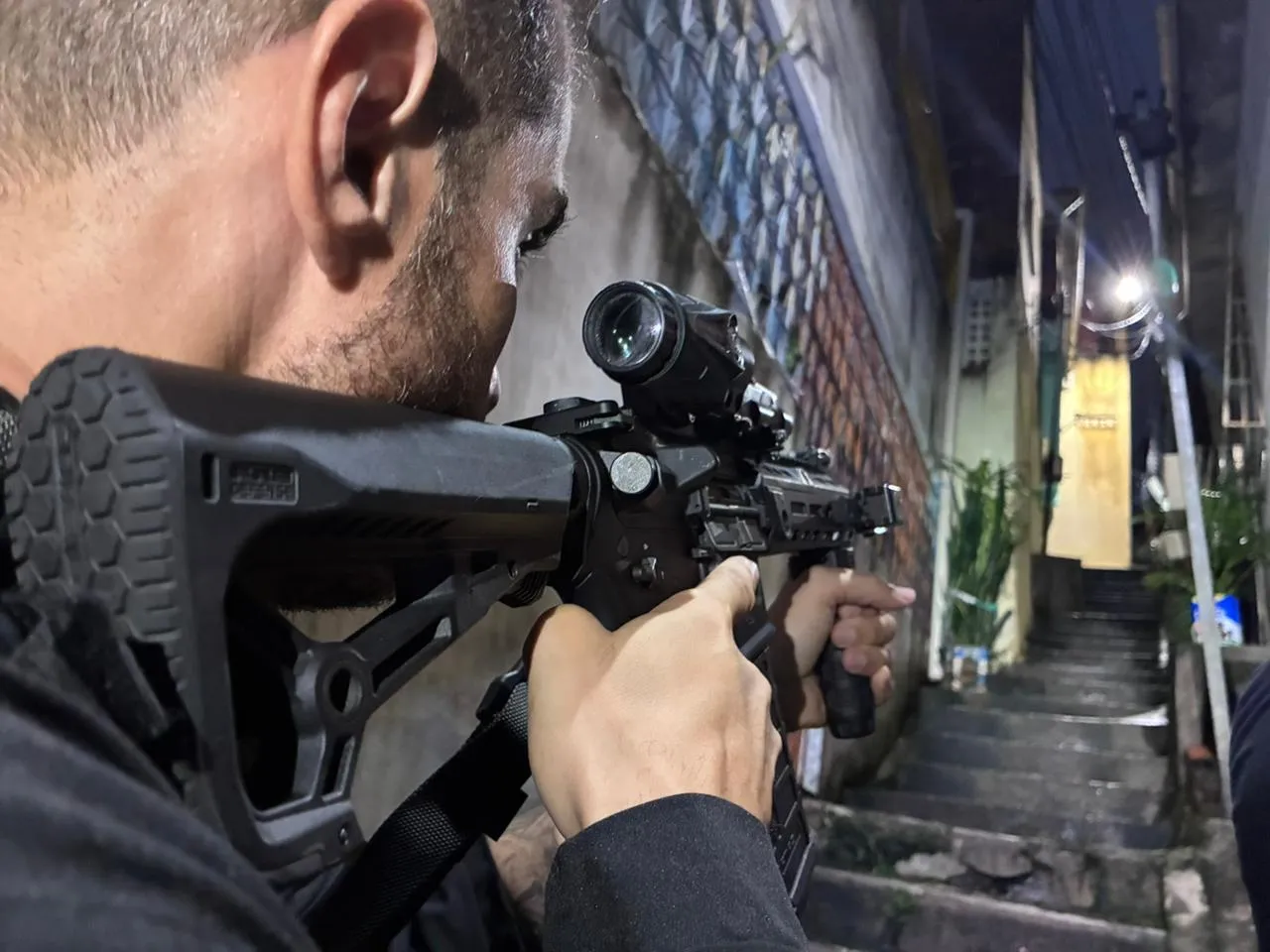 Agentes foram às ruas para tentar localizar os suspeitos