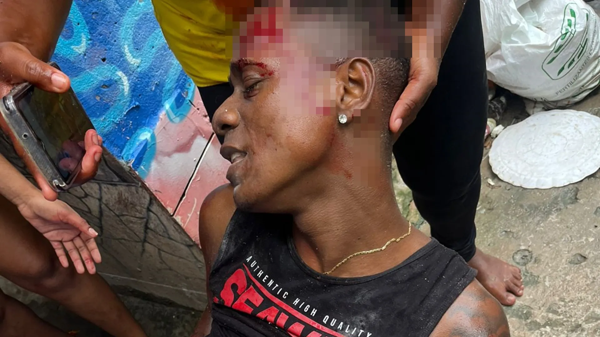 'Mickey' foi socorrido por supostos moradores até chegar até os policiais