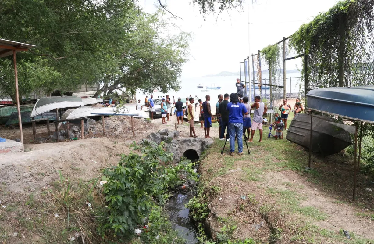 Local onde os resíduos da indústria é despejado na praia