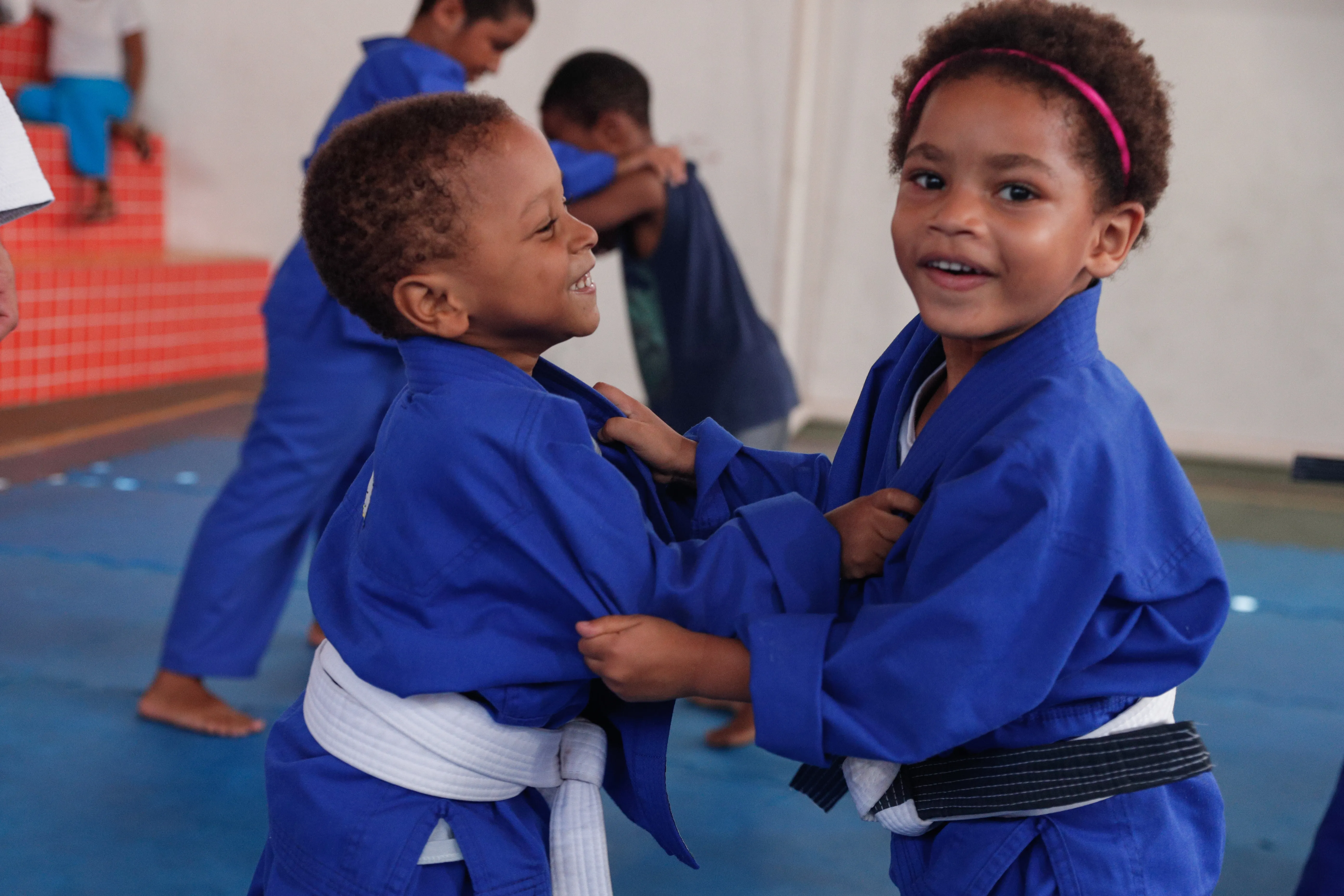 Crianças aplicando golpes de judô