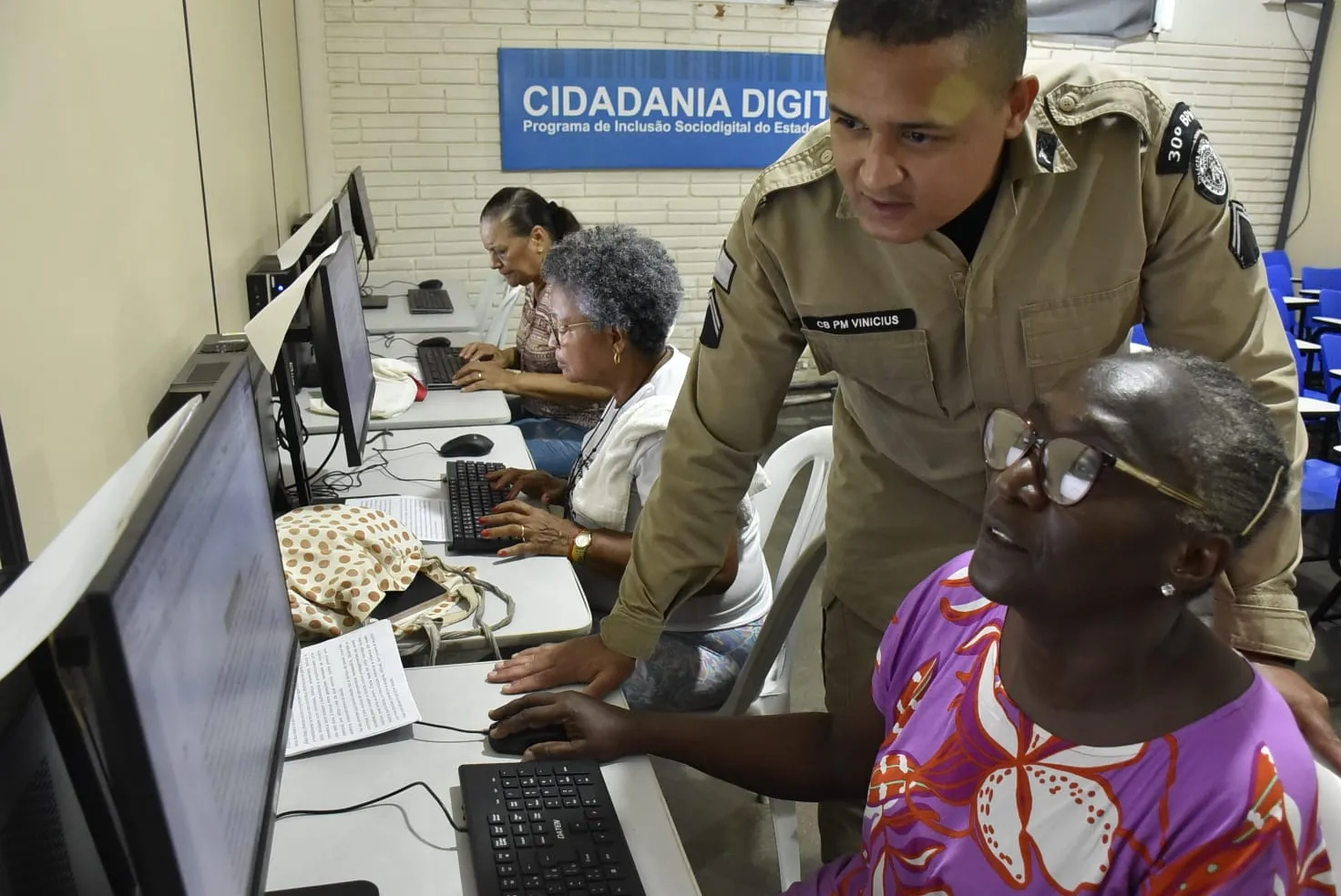 Cabo Marcus Vinicius auxiliando dona Maria Cristina