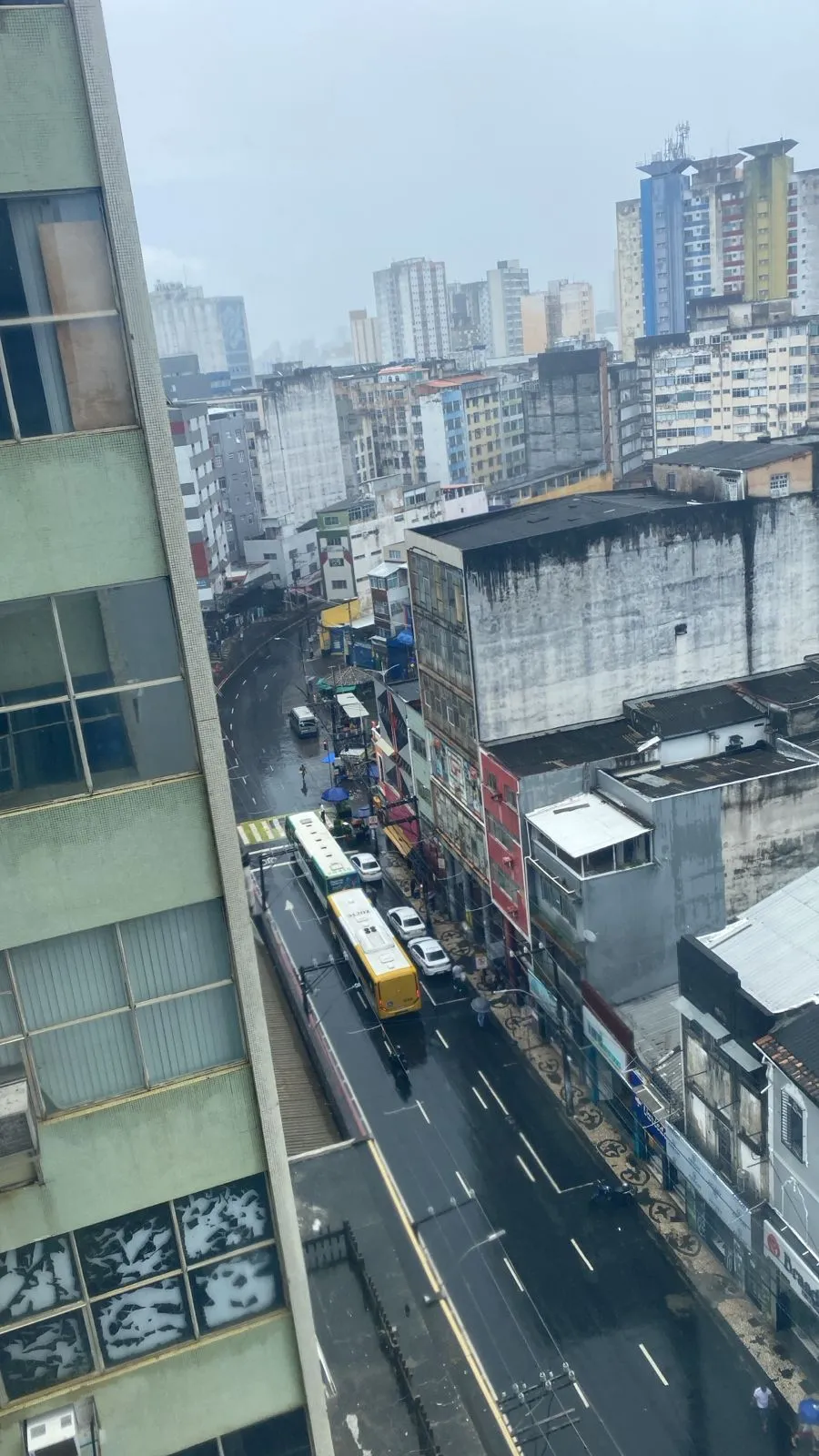Imagem ilustrativa da imagem Queda de chuva forte em Salvador liga alerta para desabamentos
