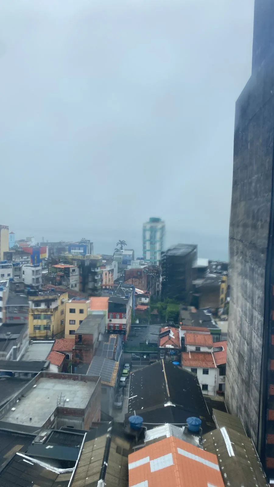 Imagem ilustrativa da imagem Queda de chuva forte em Salvador liga alerta para desabamentos