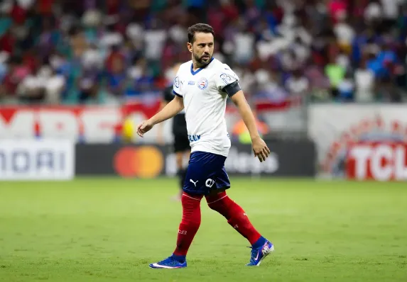 Após destaque durante os 90 minutos, Everton Ribeiro desperdiçou penalti decisivo