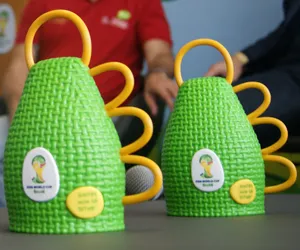 Diversas caxirolas foram atiradas ao campo