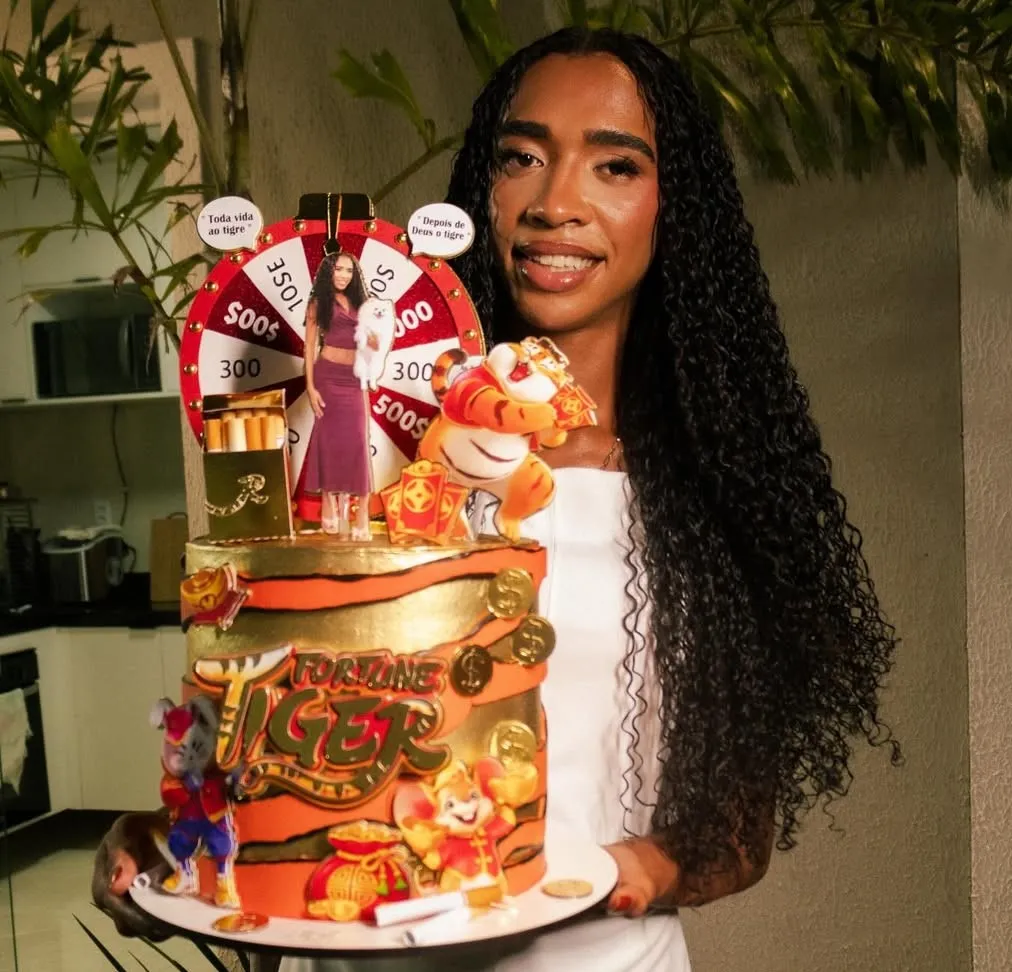 Renatinha ganhou bolo de aniversário com tema do Tigrinho