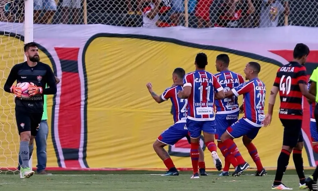 Vinicius provoca a torcida do Vitória