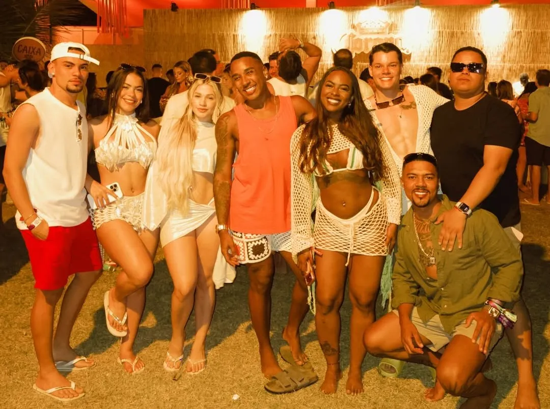 Clara Bizerril passou o ano novo com Africanique, Ygor Albu, Venâncio Souza, John Rodrigues e seus amigos de Recife
