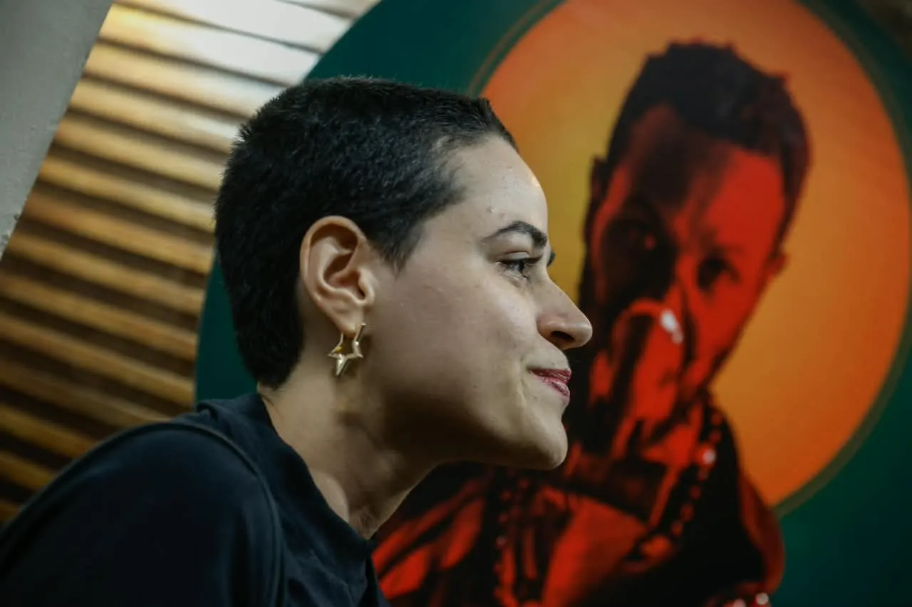 Na foto, Iandra Gonçalves, frequentadora da mostra