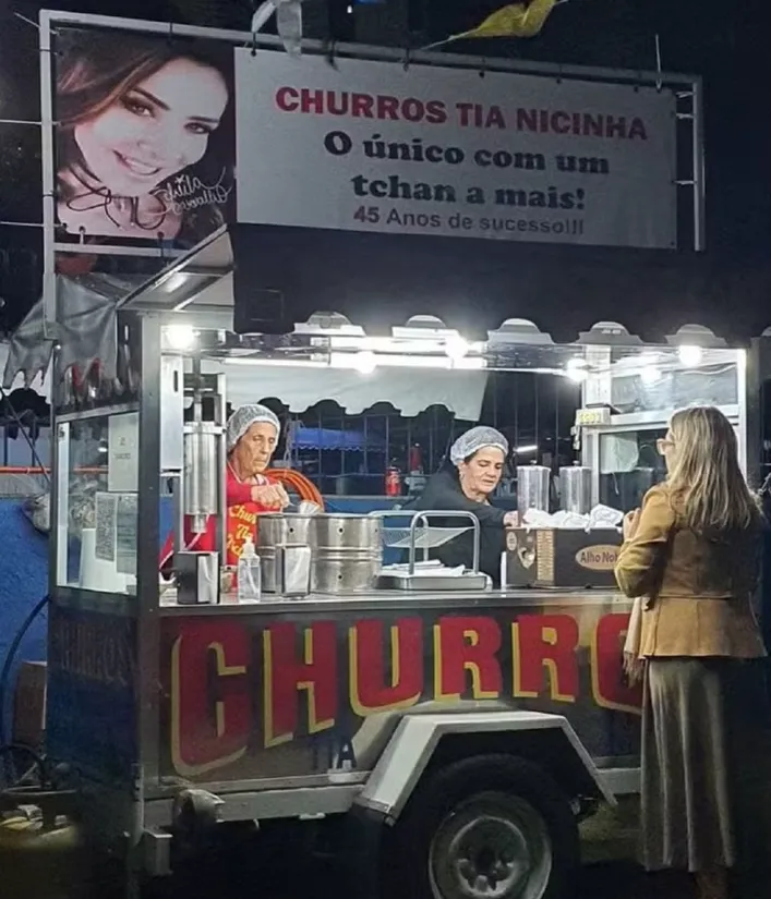 Mãe de Scheila Carvalho vende churros em Minas Gerais (MG)