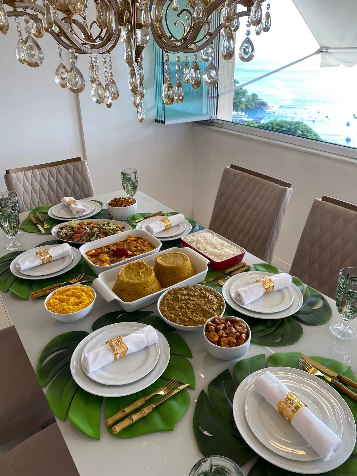 Mesa farta com comida baiana