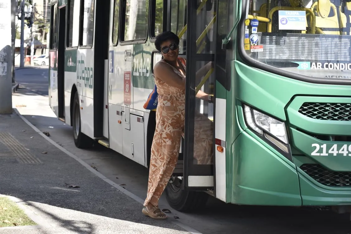Telma utiliza o transporte público todos os dias para ir trabalhar